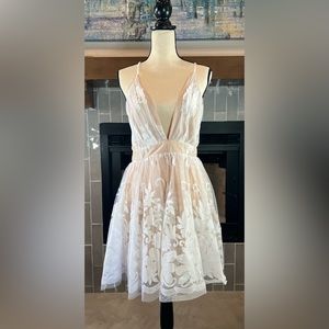 LUXXEL tan white Plunge v-neck dress size Large